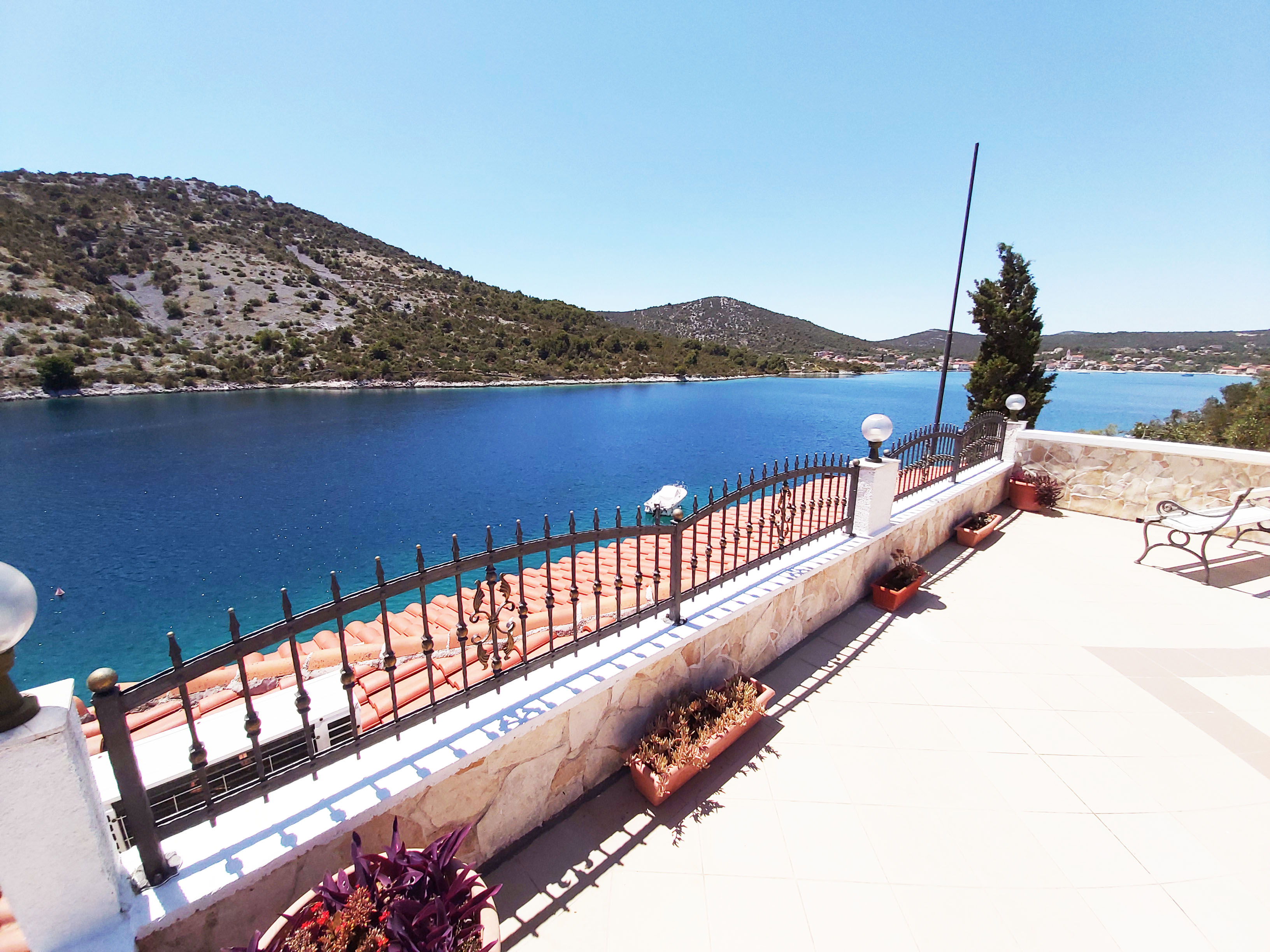 Apartments and holidays in Trogir Croatia - Villa Carmen vacations in Vinisce